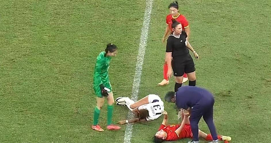 女足英联杯中发生暴力冲突，一名球员抓住对手脖子将其摔倒